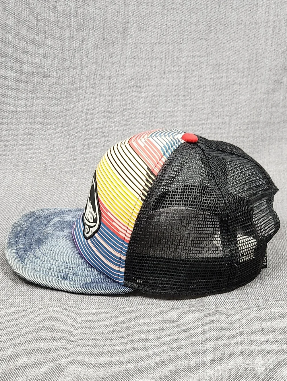 VANS Off The Wall Multi-Colored Snapback Adjustable Trucker Hat. - Picture 3 of 7